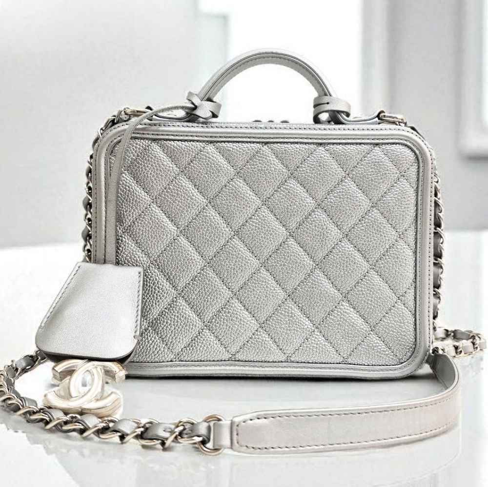 ✨️Excellent Condition Authentic CHANEL Silver Caviar Leather MEDIUM Vanity Bag - Picture 10 of 16